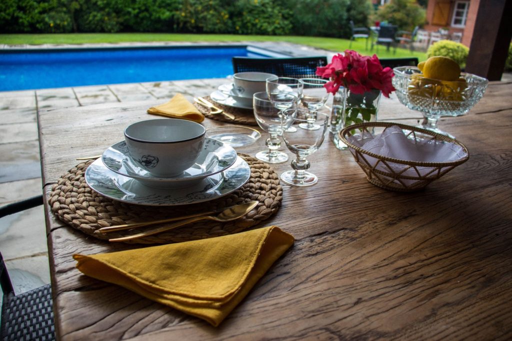 La Casa de Somió - Mesa preparada para desayuno con piscina al fondo
